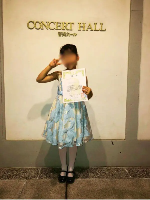 グレンチェンピアノコンクール2019年本選で賞状を手にするKちゃんの様子(N piano music school)