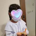 N piano music schoolの小学1年生Hちゃんが、5曲合格のごほうびとしてプレゼントを選んでいる様子