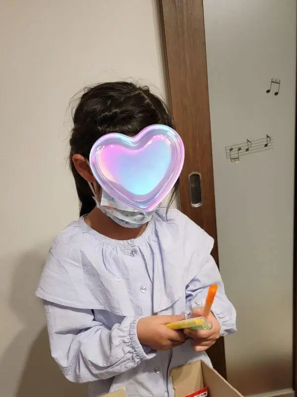 N piano music schoolの小学1年生Hちゃんが、5曲合格のごほうびとしてプレゼントを選んでいる様子