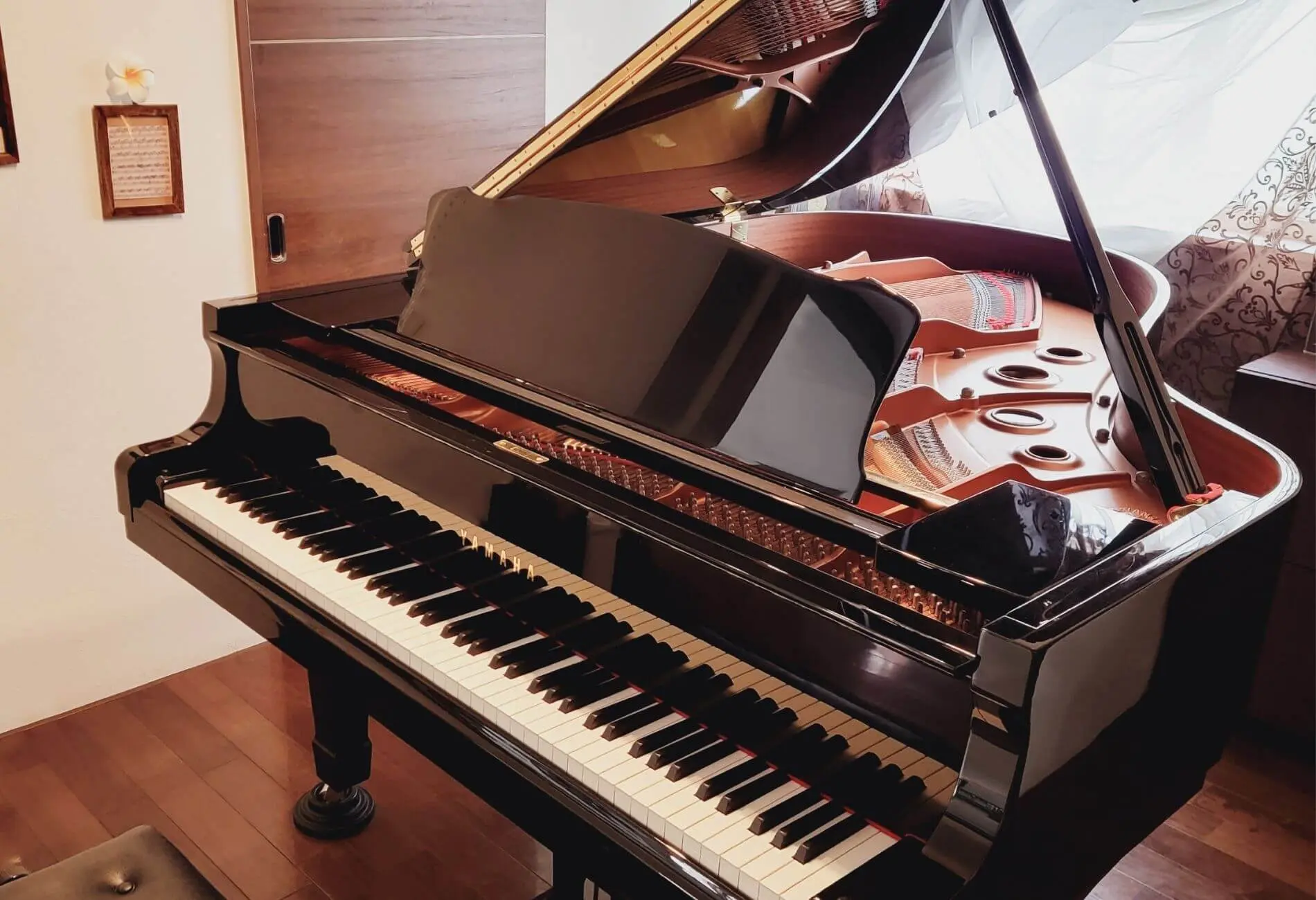 栃木県小山市のピアノ教室 N piano music school の自然光あふれるグランドピアノのレッスン室