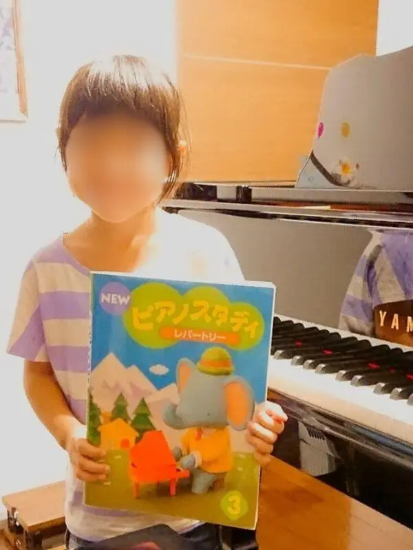 N piano music schoolのMちゃんがピアノスタディ レパートリー３巻を修了した記念写真