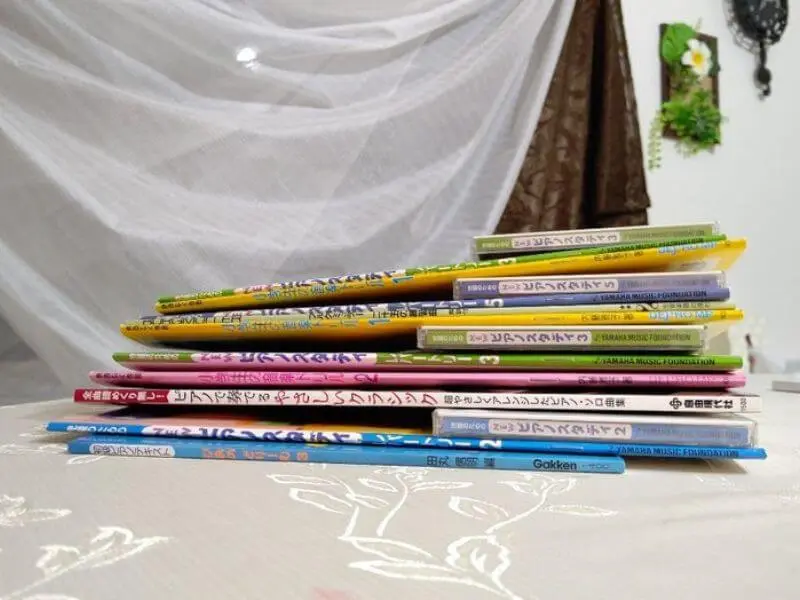 小山市のピアノ教室 N piano music school で、生徒の進度にあわせて購入された春のレッスン用楽譜が積み重ねられている様子
