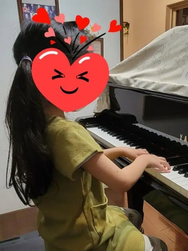 小山市のピアノ教室で自分で椅子と足台を調整する5歳の生徒さん。ピアノレッスンでの自立を促す指導。