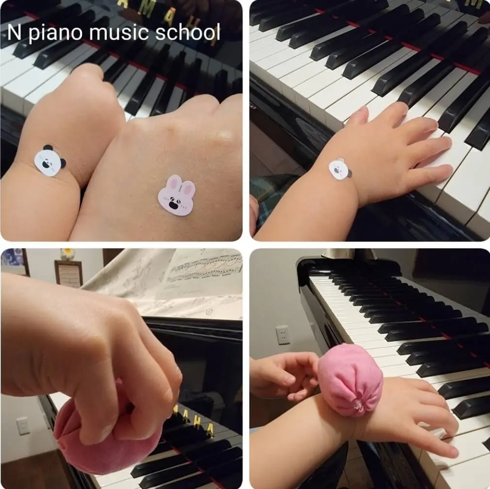N piano music schoolの年少〜年長生徒が、ピアノ演奏時の手のフォームと身体の使い方を意識して取り組む様子。シールやお手玉を使った工夫が見られます