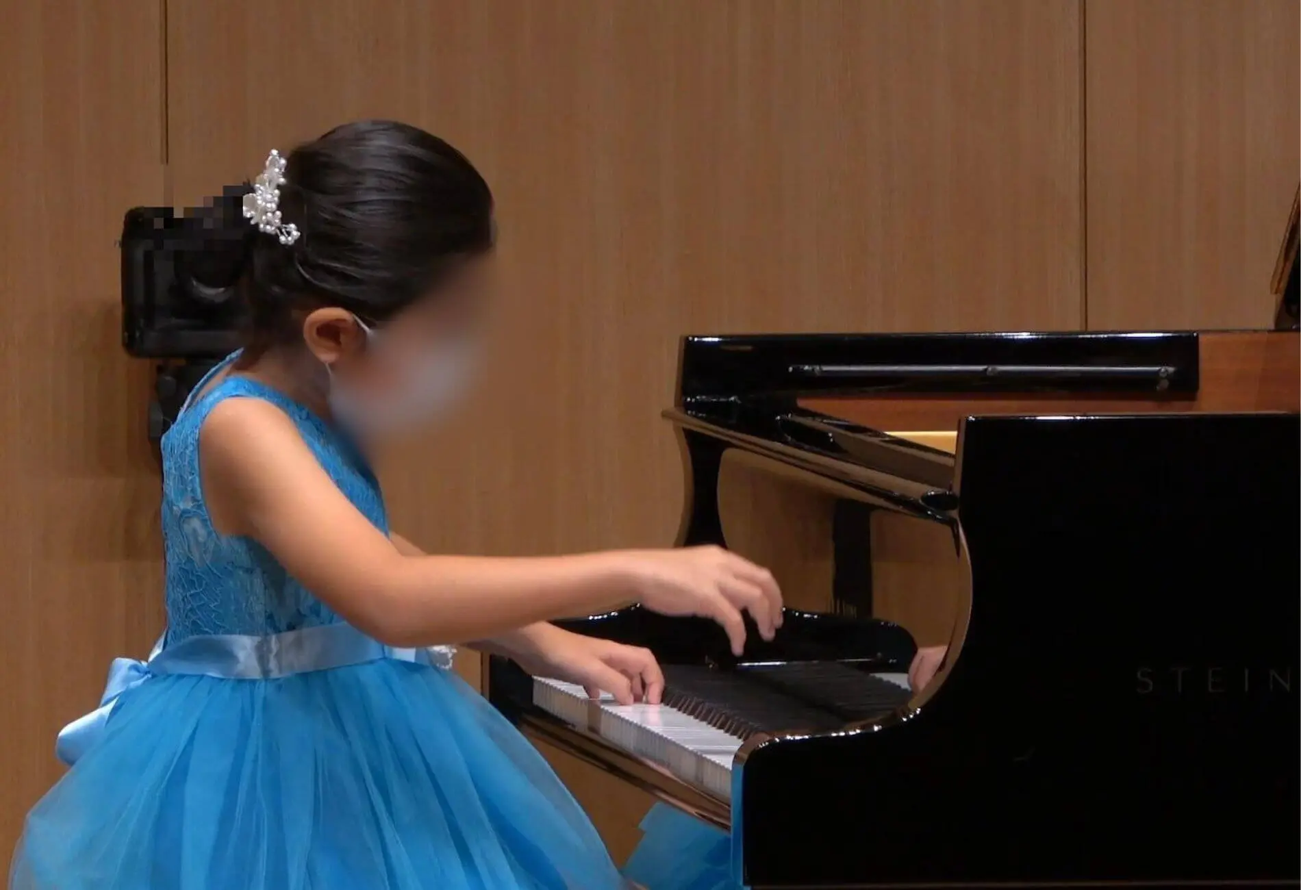 コンクールで青いドレスの生徒がピアノ演奏する様子(N piano music school/小山市)