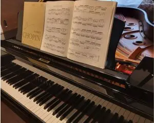 N piano music schoolの体験レッスンで使用されるグランドピアノとショパンの楽譜