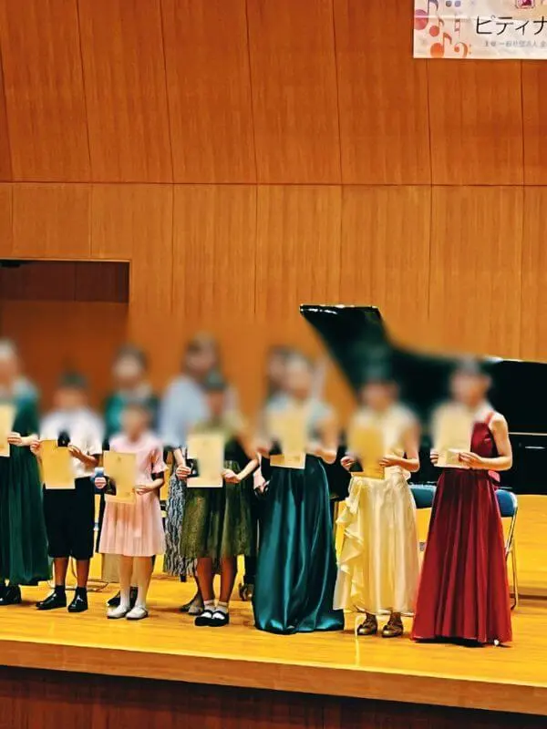 N piano music schoolの生徒たちが、ピティナ・ピアノステップのステージ上で表彰を受けた記念写真(小山市)
