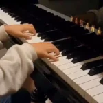 小山市のピアノ教室 N piano music school に通う小学生の生徒が、YAMAHAグランドピアノで練習している様子。