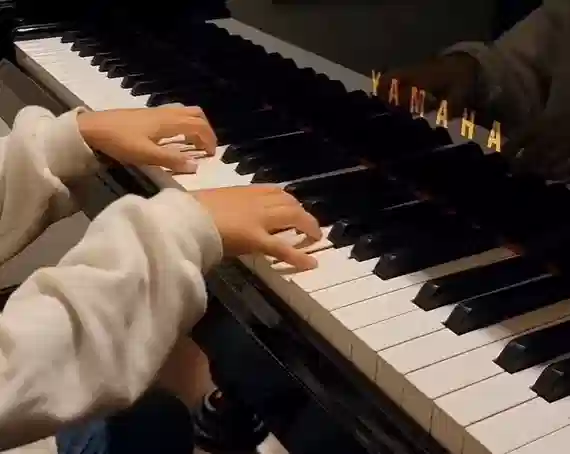 小山市のピアノ教室 N piano music school に通う小学生の生徒が、YAMAHAグランドピアノで練習している様子。