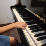 小山市のN piano music schoolで、ピアノ鍵盤上にスティックを置きながら指のポジショントレーニングを行う様子。