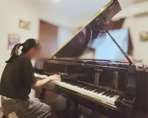 グランドピアノで演奏する生徒の様子｜N piano music school 小山市のピアノ教室