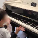 年中の生徒が手拍子とメトロノームでリズムトレーニングしている様子