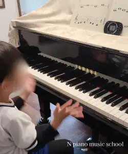 年中の生徒が手拍子とメトロノームでリズムトレーニングしている様子